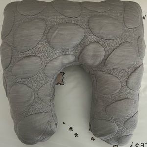 Niche nursing pillow in grey